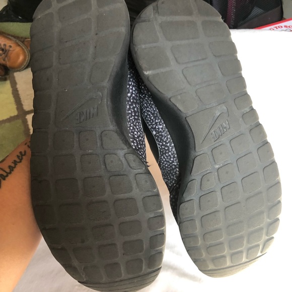Nike Women’s Roshe Size 7 - Picture 4 of 7